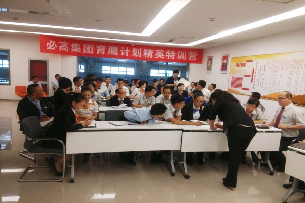 團(tuán)隊(duì)討論 1.jpg 團(tuán)隊(duì)討論 1.jpg